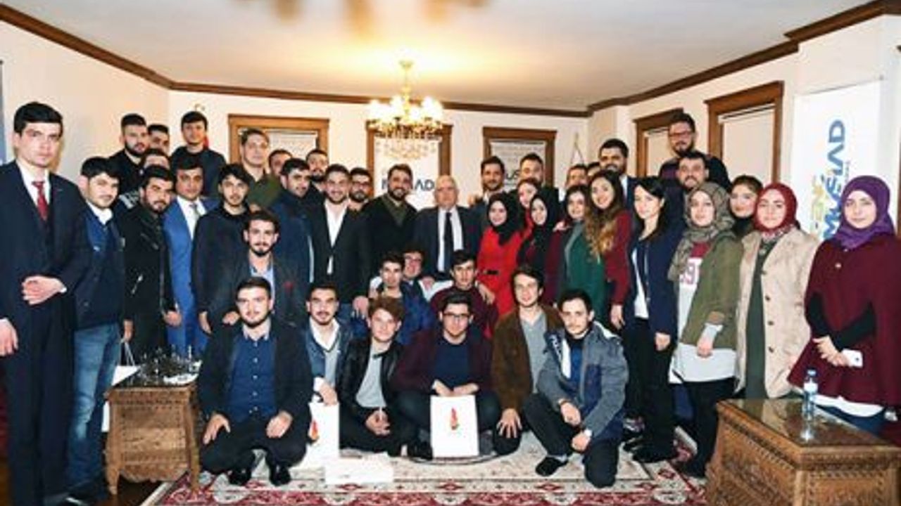 GENÇLER ADRES SORDU, ONİKİŞUBAT BELEDİYE BAŞKANI HANEFİ MAHÇİÇEK YÖN GÖSTERDİ