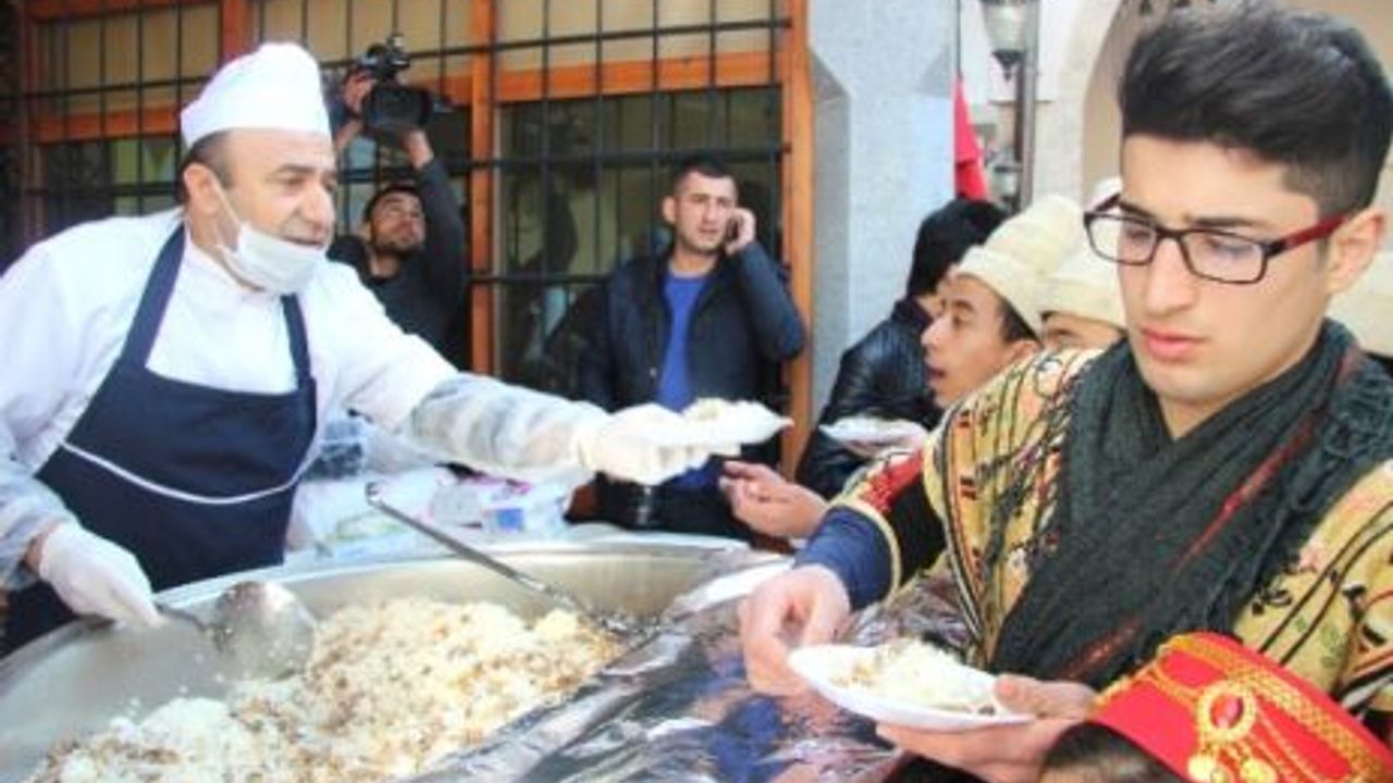 KAHRAMANMARAŞ'TA ŞEHİTLER ANISINA 5 BİN KİŞİYE ETLİ PİLAV DAĞITILDI