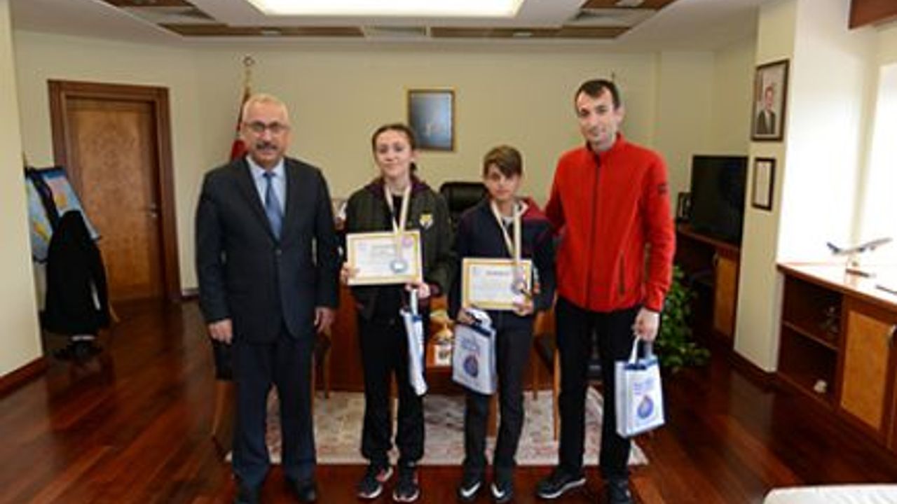  KSÜ WUSHU KUNGFU TAKIMI, REKTÖR DEVECİ’Yİ ZİYARET ETTİ