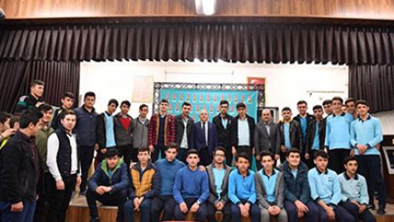 ONİKİŞUBAT BELEDİYE BAŞKANI HANEFİ MAHÇİÇEK, GELECEĞE IŞIK TUTUYOR