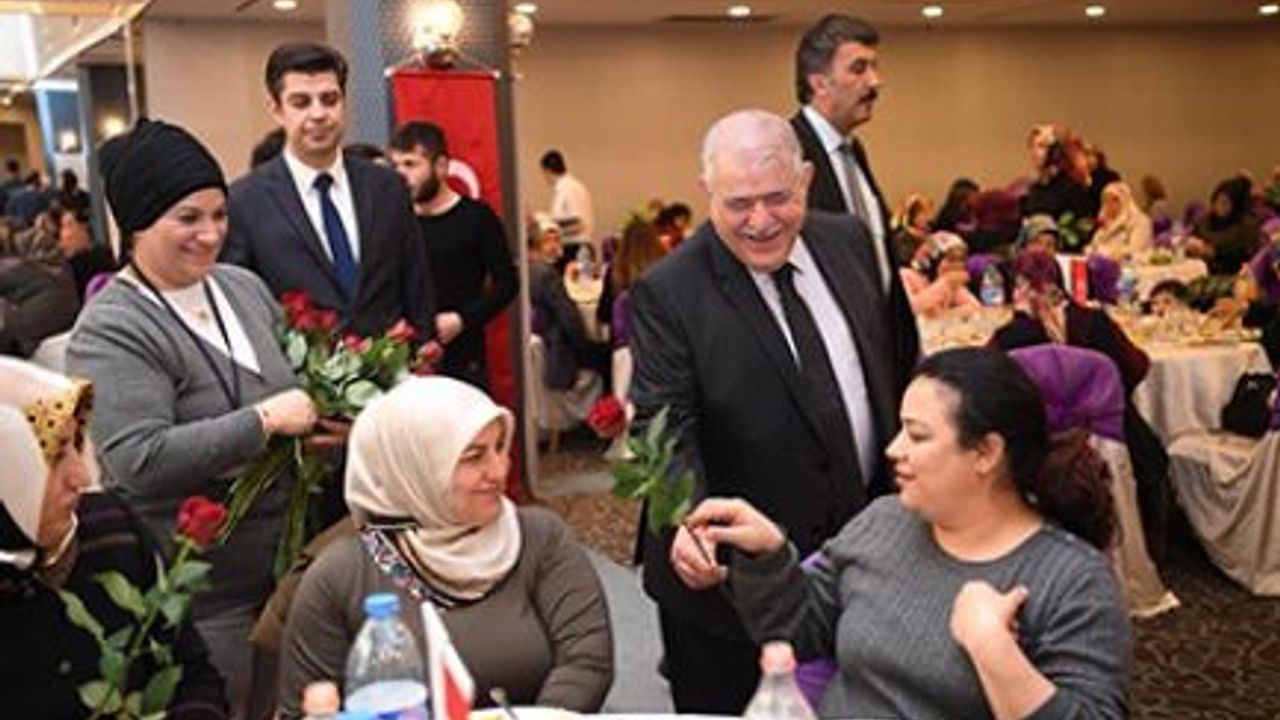  ONİKİŞUBAT BELEDİYESİ VE KADEM ORTAKLIĞINDA ŞEHİT AİLELERİ KADINLARI YEMEK PROGRAMINDA BİR ARAYA GELDİ