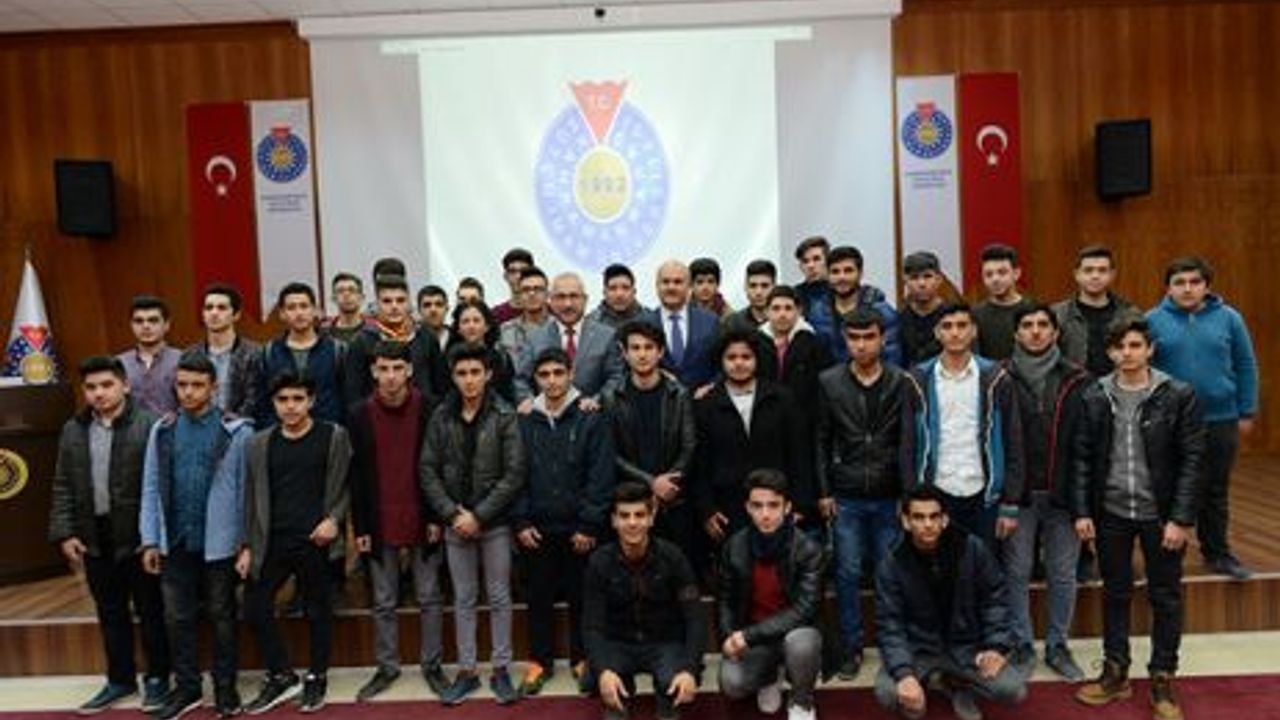    OSMANİYE ANADOLU İMAM HATİP LİSESİ ÖĞRENCİLERİ, REKTÖR DEVECİ’Yİ ZİYARET ETTİ