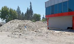 Kaldırılmayan molozlar merak konusu!