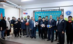Mahçiçek’ten 500 öğrenciye bot ve mont hediyesi