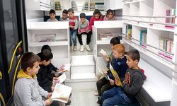 Büyükşehir’in Mobil Çocuk Kütüphanesi, miniklerin yüzünü güldürdü