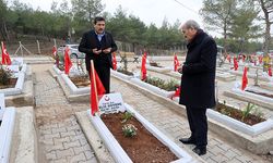 Okay, hayatını kaybeden personeli mezarı başında andı