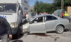 Yolcu minibüsü ile otomobil çarpıştı: 8 yaralı