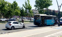 Halk otobüsü ile otomobil çarpıştı: 9 yaralı