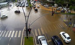 Sağanakla caddelere taşınan çamurlar temizlendi