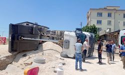 Kahramanmaraş’ta hafriyat kamyonu devrildi: 1 yaralı