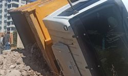 Kahramanmaraş’ta hafriyat yüklü tır devrildi: 1 yaralı