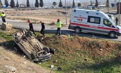 Kahramanmaraş’ta takla atan otomobil tarlaya devrildi