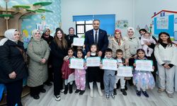 Başkan Toptaş’a karne programında miniklerden doğum günü sürprizi