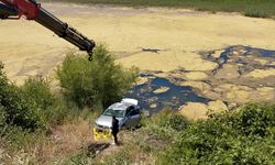 Sürücü kurtuldu, otomobil göletten vinçle çıkarıldı