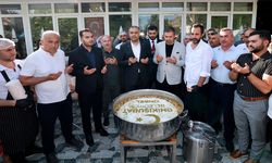 Başkan Toptaş önce aşure dağıttı, sonra vatandaşların sorularını yanıtladı