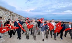 Dünyanın en büyük Türk bayrağında anlamlı 30 Ağustos Bayrağa saygı yürüyüşü