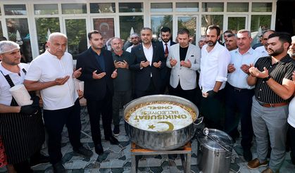 Başkan Toptaş önce aşure dağıttı, sonra vatandaşların sorularını yanıtladı