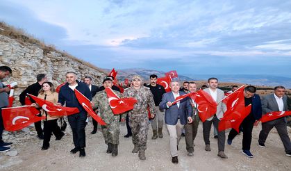Dünyanın en büyük Türk bayrağında anlamlı 30 Ağustos Bayrağa saygı yürüyüşü
