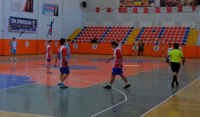 Onikişubat Belediyesi’nin Cumhuriyet Spor Şöleni’nde futsal heyecanı başladı