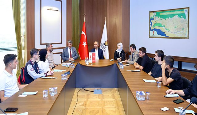 Toptaş, Üniversite Hazırlık Kursu’na katılan gençlerle bir araya geldi