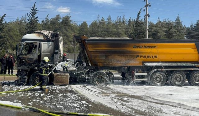 Kahramanmaraş’ta seyir halindeki tır alev alev yandı