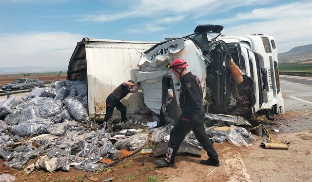 Kahramanmaraş-Gaziantep Otoyolunda kamyon kazası: 1 yaralı