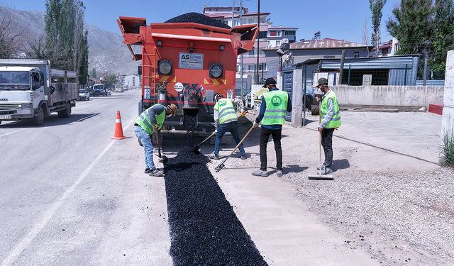 Elbistan’da altyapısı tamamlanan mahallelerde asfalt başladı