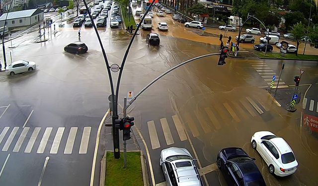 Sağanakla caddelere taşınan çamurlar temizlendi