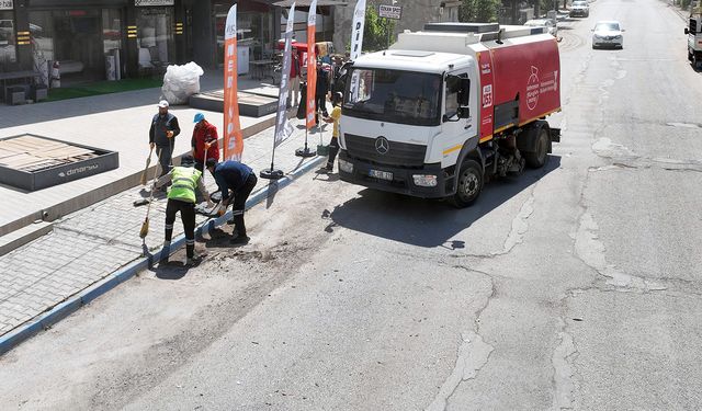 Büyükşehir’in temizlik timi Elbistan’da sahada
