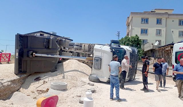 Kahramanmaraş’ta hafriyat kamyonu devrildi: 1 yaralı