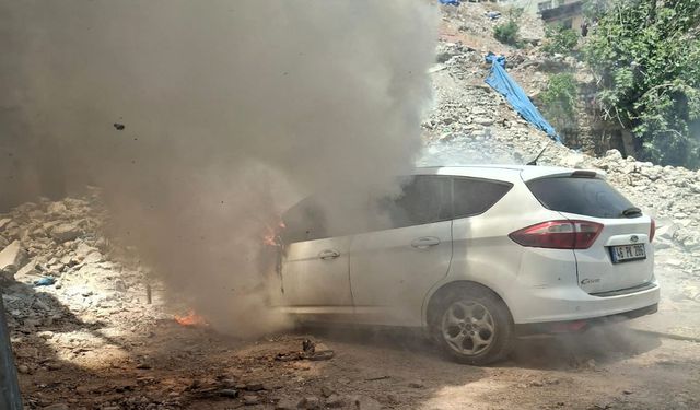 Otomobilin motor kısmında yangın