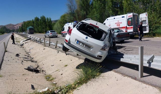 Kahramanmaraş’ta otomobil bariyerlere çarptı: 3 yaralı