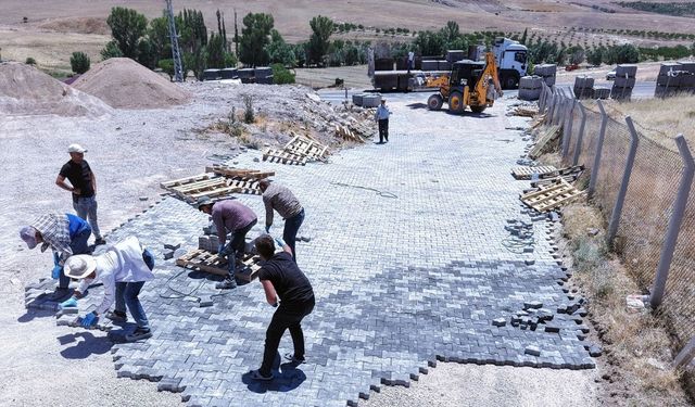 Büyükşehir’den Elbistan Yapılı ve Keçemağara’da çevre düzeni ve yol çalışması