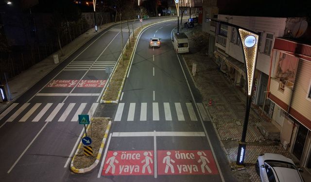 Andırın’ın Prestij caddesinin yürüyüş yolları da yenileniyor