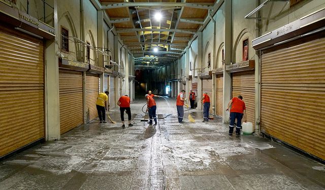 Büyükşehir’den ticaret kalbinde kapsamlı temizlik