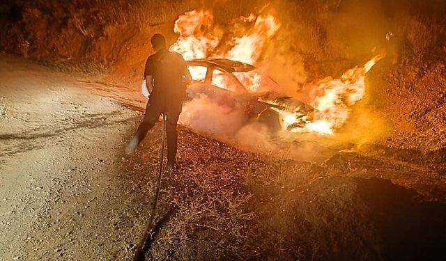 Elbistan’da park halindeki otomobil alev alev yandı