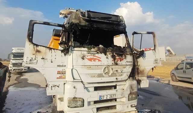Kahramanmaraş’ta seyir halindeki tır alev alev yandı