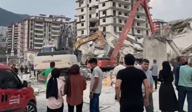 Kahramanmaraş’ta kepçe operatörü molozların altında kalarak hayatını kaybetti