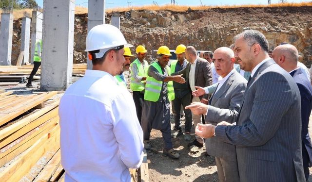 Kirişci ve Toptaş, Kale Gençlik Merkezi inşaatında incelemelerde bulundu