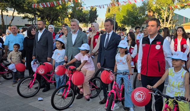 Kahramanmaraş’ta depremzede yetim çocuklara 170 bisiklet hediye edildi