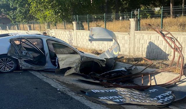 Kahramanmaraş'ta TIR'a arkadan çarpan otomobil reklam tabelasına girdi: 2 yaralı