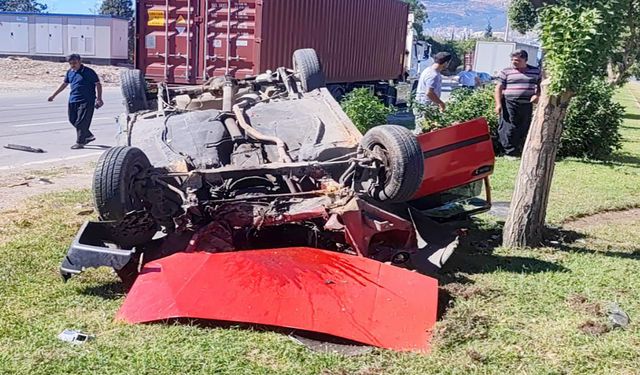 Kahramanmaraş’ta otomobil ağaca çarpıp devrildi: 2 yaralı