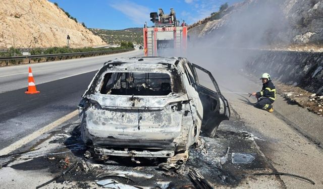 Kahramanmaraş’ta seyir halindeki otomobil alev aldı