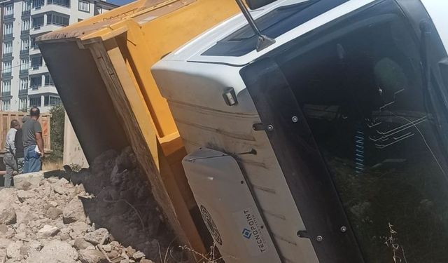 Kahramanmaraş’ta hafriyat yüklü tır devrildi: 1 yaralı
