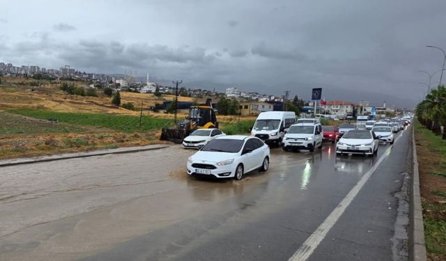 Kahramanmaraş’ta sağanak yağış trafiği olumsuz etkiledi