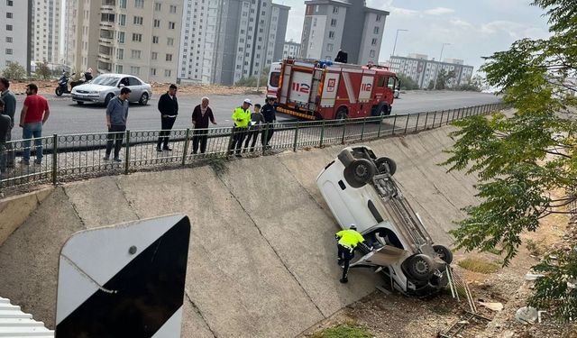 Kahramanmaraş’ta hafif ticari araç kanala uçtu, 1 yaralı