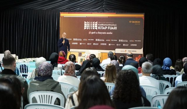 Tarık Tufan, Kitap Fuarı’nda okurlarla buluştu