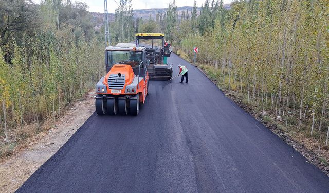 Büyükşehir’den Çağlayancerit kırsalında asfalt atağı