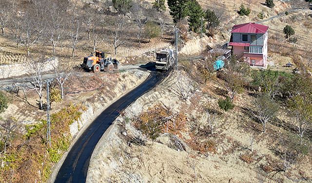 Kabasakal’da sathi kaplama çalışmaları hızla ilerliyor
