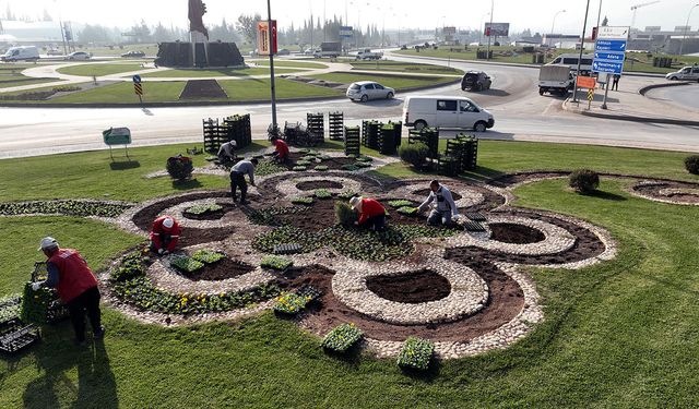 Kahramanmaraş’ta kavşakları 500 bin çiçekle renklendiriyor